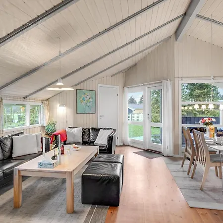 Feriehus 4 Bedroom Lovely In Vaeggerlose