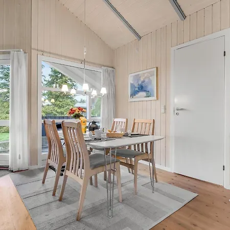 Feriehus 4 Bedroom Lovely In Vaeggerlose Bøtø By